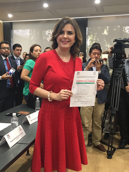 Presenta Hilda Flores su registro para dirigir el ONMPRI 
