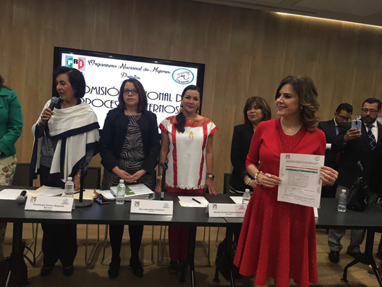 Presenta Hilda Flores su registro para dirigir el ONMPRI 