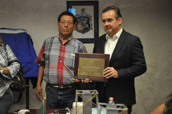 Alcalde recibe reconocimiento por parte de Pensionados 
