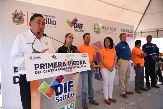 Arranca Isidro construcción de dos Centros Acuáticos de DIF Saltillo 