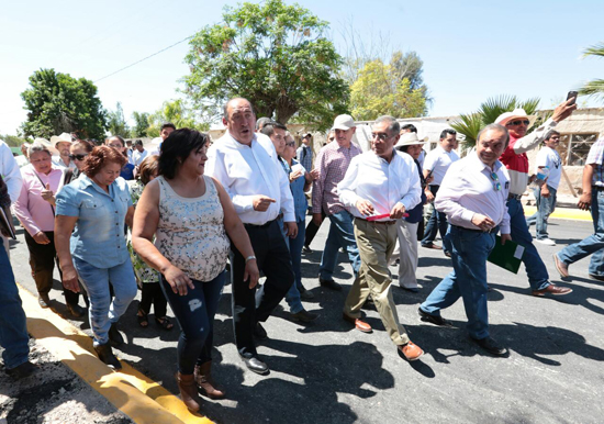 Cumple Rubén Moreira con los habitantes del ejido Benito Juárez 