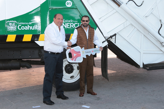 Entrega camión recolector de basura al municipio de Arteaga 