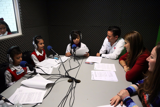 Entrevistan alumnos de primaria en su programa de radio a presidenta de DIF Coahuila 