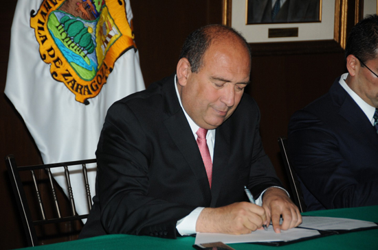 Firma gobernador decreto de estímulos fiscales estatales para la expedición de certificado 