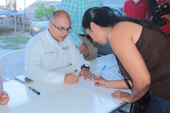 Firman escrituras vecinos de la colonia Mina 7 y Antonio Gutiérrez 