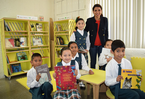 Inauguran biblioteca infantil y presentan cuentos infantiles en Nava 