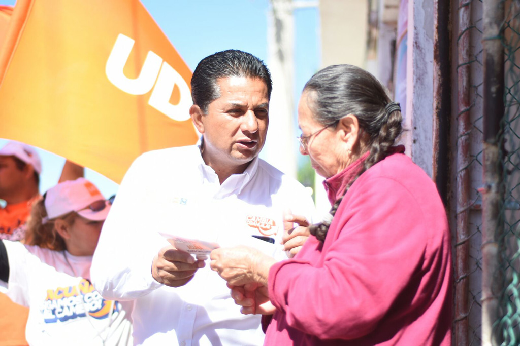 Candidatos de UDC escuchan  a la gente en La Rivera