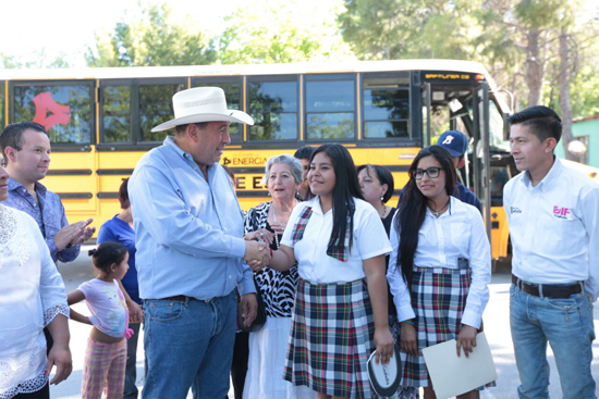 Continúa Rubén Moreira entrega de camiones escolares a beneficio de jóvenes de Coahuila 