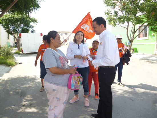 Visitan candidatos de Alianza Ciudadana familias del fraccionamiento Altos de Santa Teresa 