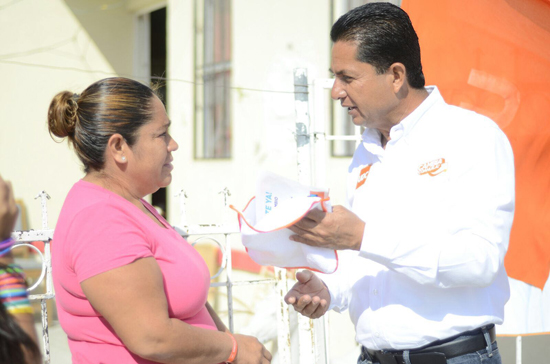 Visitan candidatos de Alianza Ciudadana familias del fraccionamiento Altos de Santa Teresa 