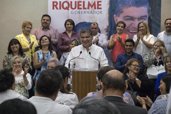 Felicita Riquelme a maestros y promete para 2018 aumento salarial estatal de emergencia 