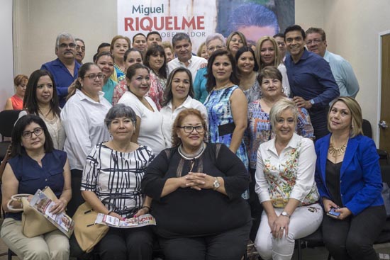 Felicita Riquelme a maestros y promete para 2018 aumento salarial estatal de emergencia 