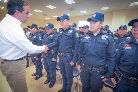 ENTREGAN A POLICÍAS ESTÍMULOS LABORALES EN VIVIENDA Y ALIMENTACIÓN 