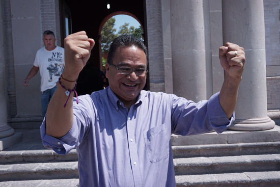 Vota Javier Guerrero en San Pedro de las Colonias 