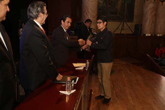 Cristian Torres León obtuvo la Presea Lobo 2017 en la Categoría Ingenium 