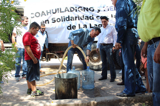 En acto humanitario, Frente por la Dignidad de Coahuila lleva agua potable al municipio de Viesca 