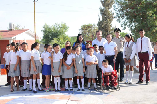 Entregan reconocimiento al Alcalde en Escuela Ramiro Cárdenas 