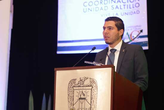 Leonardo Sebastián Borrego Núñez de Jurisprudencia recibe la Presea Lobo 2017 en Liderazgo 