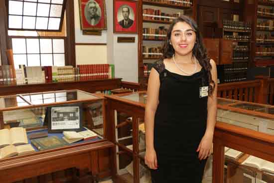 Presea Lobo para Claudia Karina Garza Espinoza de la Facultad de Jurisprudencia 