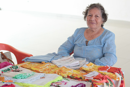 Abuelas de Centro Comunitario exhiben y ofrecen en venta manualidades 