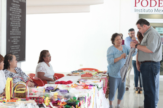 Abuelas de Centro Comunitario exhiben y ofrecen en venta manualidades 
