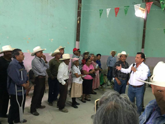 Delegado de SEDESOL Joel Nochebuena entrega apoyo a adultos mayores 