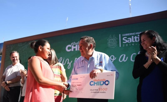Entrega Isidro apoyos para útiles escolares a 3 mil familias 