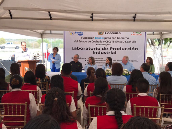 Firma CECYTE Coahuila convenio con empresa de Acuña y ponen primera piedra de laboratorio 