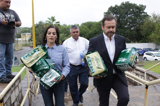 Alcalde y su Esposa dejan donativo en el kilómetro del pañal 