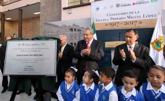 Celebra primer centenario de su fundación  primaria "Miguel López Ávila" 
