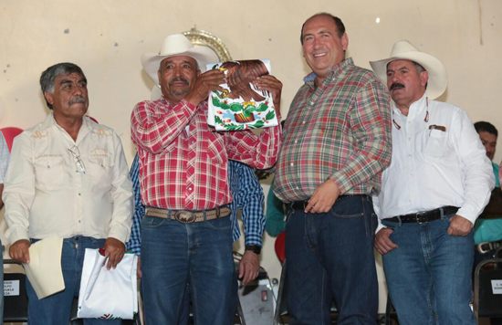 Celebra Rubén Moreira independencia con habitantes del Cañón de la Ventura y comunidades aledañas 