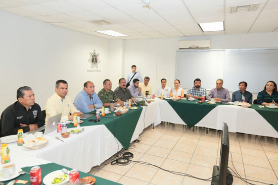 Encabeza gobernador reunión de seguridad en Torreón 