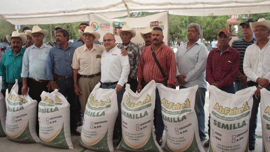 Entrega gobierno municipal 10 toneladas de semilla de avena a ejidatarios 