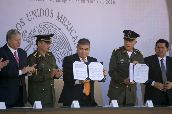 Colocan gobernador Riquelme y Secretario de Defensa Nacional primera piedra del Hospital Militar Regional en Torreón 