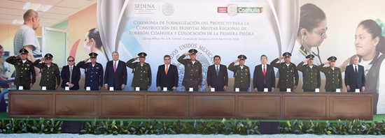 Colocan gobernador Riquelme y Secretario de Defensa Nacional primera piedra del Hospital Militar Regional en Torreón 