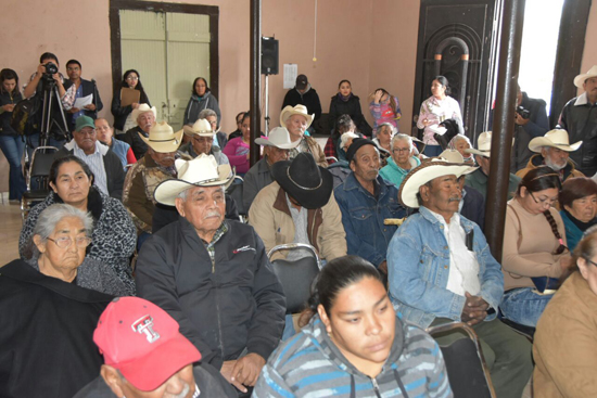 Encabeza Sonia Villarreal entrega de apoyos +65 en el ejido San Isidro 