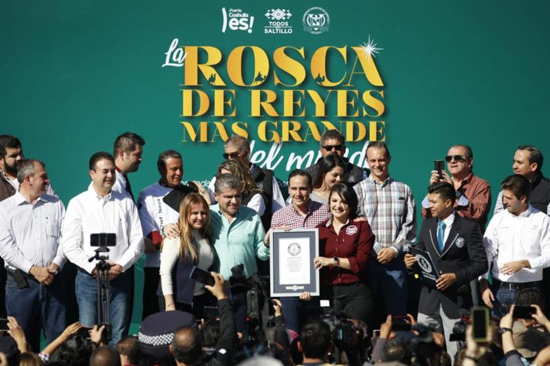 Impone Saltillo récord Guinness con la rosca de Reyes más grande del mundo 