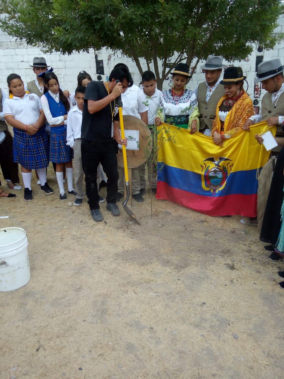 Pueblos latinos plantan árboles por la paz e intercambian preseas con autoridad municipal